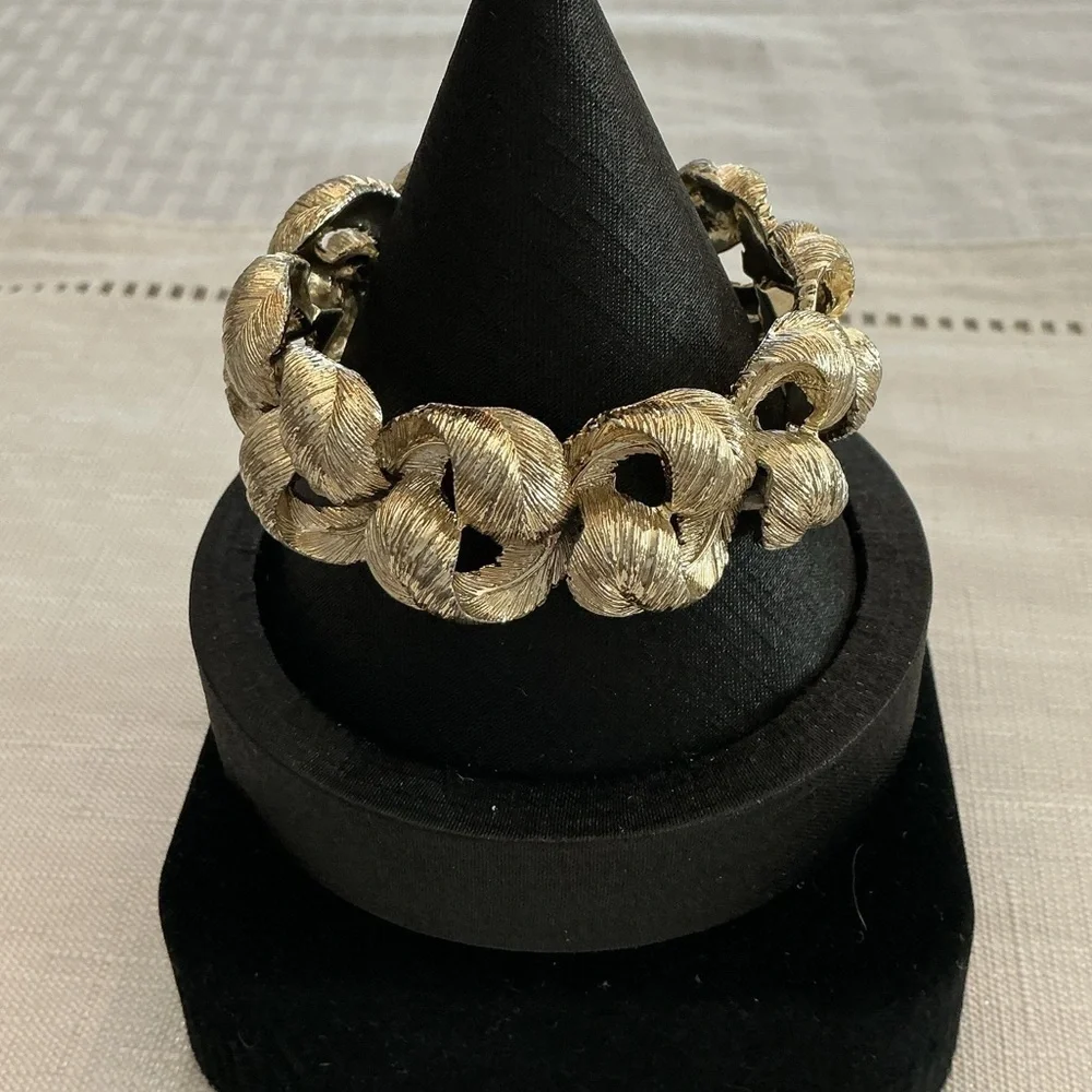 Lisner Vintage Gold Tone Plumb Bracelet